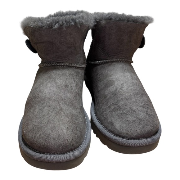 🔥UGG Mini 🖤🩶🖤Bailey Button II Grey Suede Sheepskin Ankle Boots sz 9 - Picture 4 of 9